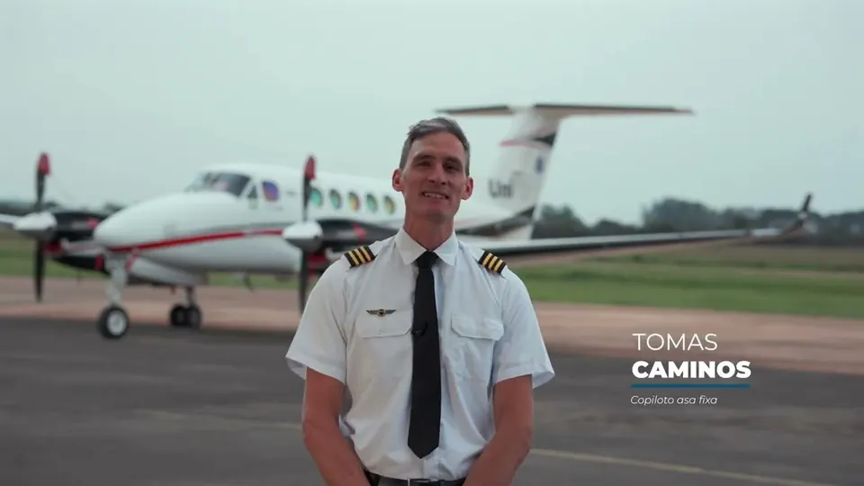 Equipe de pilotos da UniAir em frente a uma aeronave